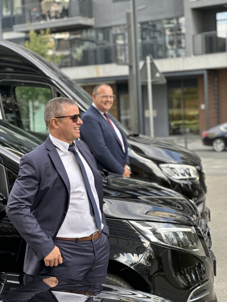 Radnici bizTransfer-a ispred svojih vozila