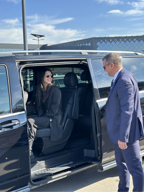 Passenger and driver talking about trip