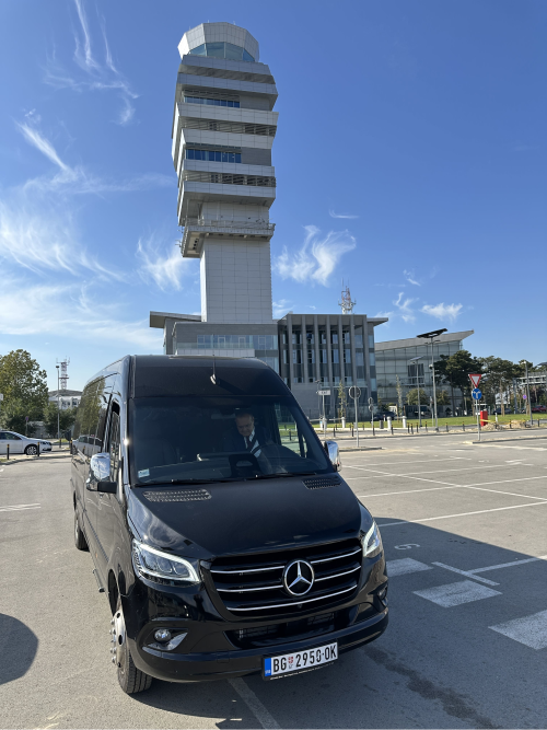 Vozac sedi u Mercedes 19 Seater-u